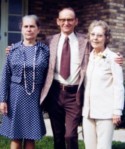 Marvin Treutel with sisters Nina Wilson (left) and Ruby V. Hanneman in July 1975.